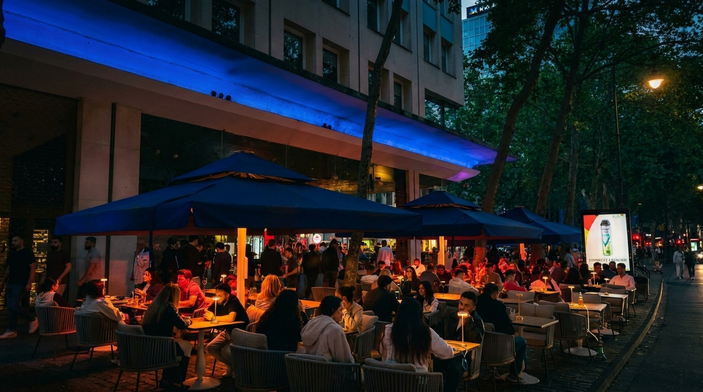 Azure Cologne – Terrasse bei Nacht